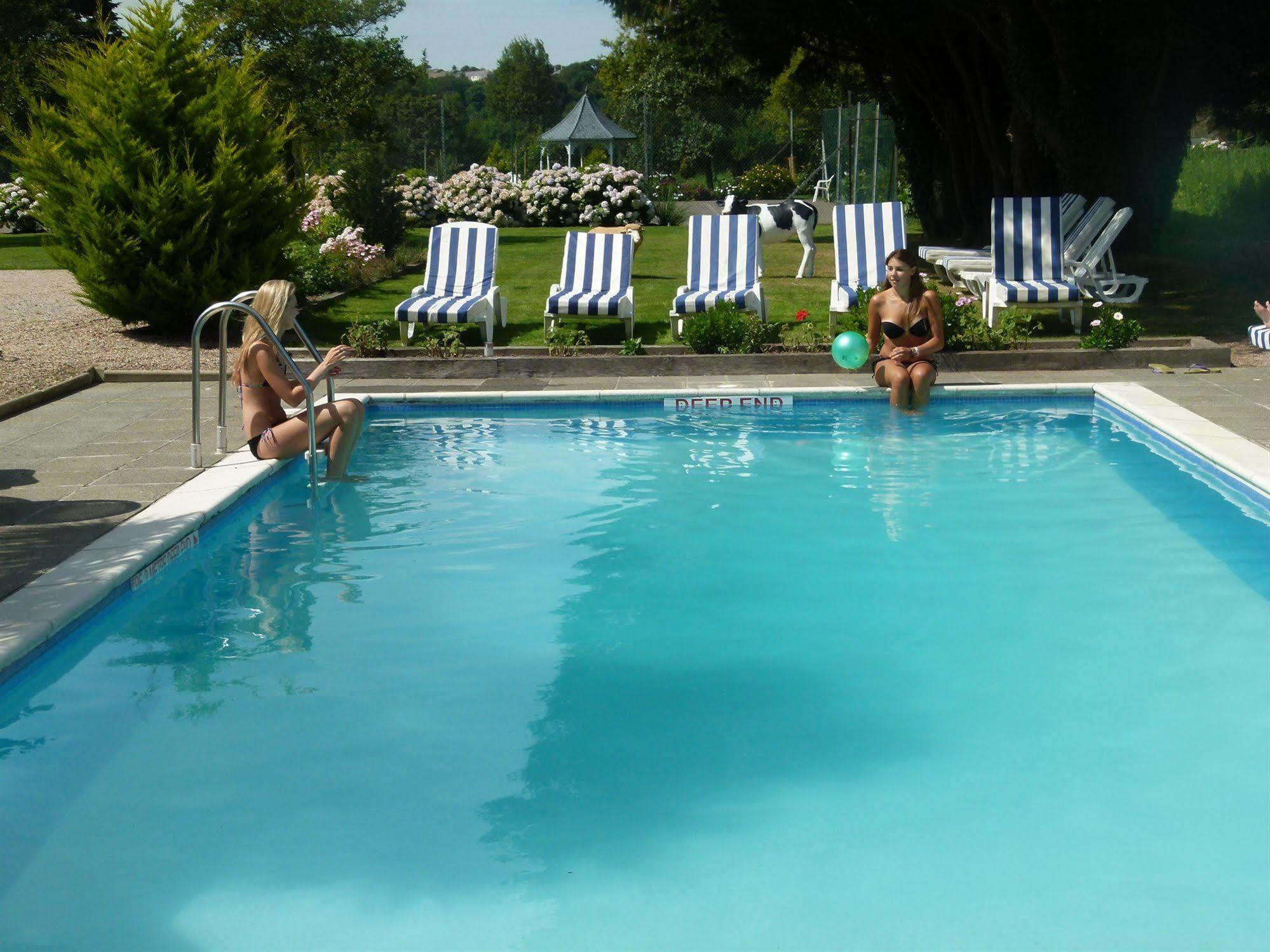Beachcombers Hotel Grouville Buitenkant foto