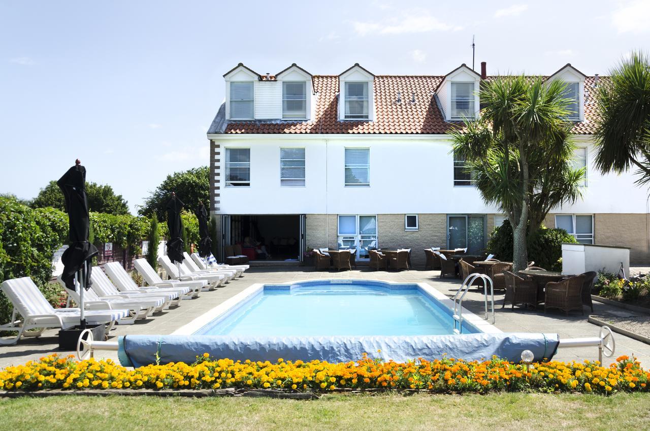 Beachcombers Hotel Grouville Buitenkant foto